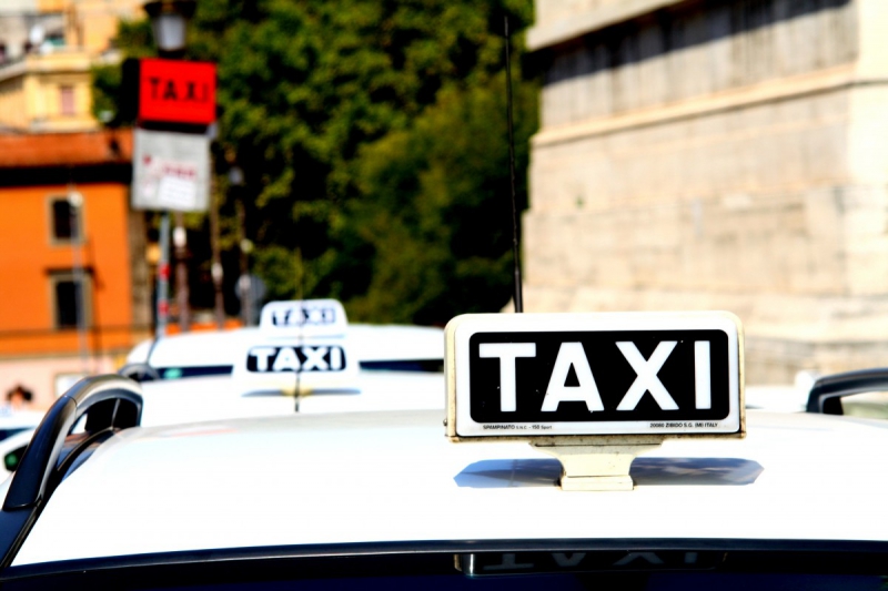 taxis-GUILLAUMES-min_taxi_auto_rome_road_white-1051610